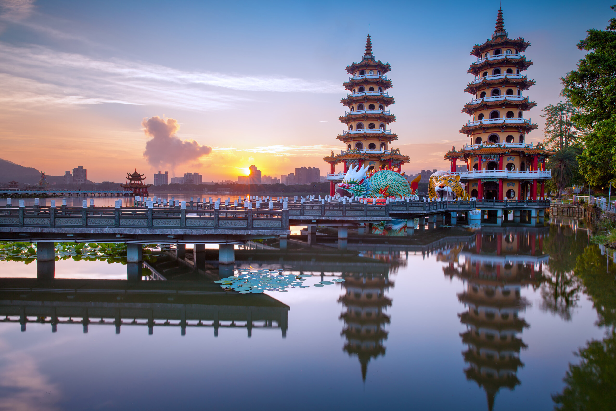 Тайвань нис. Гаосюн Тайвань. Kaohsiung Тайвань. Тайвань Гаосюн достопримечательности. Lotus Pond (Kaohsiung) Taiwan.